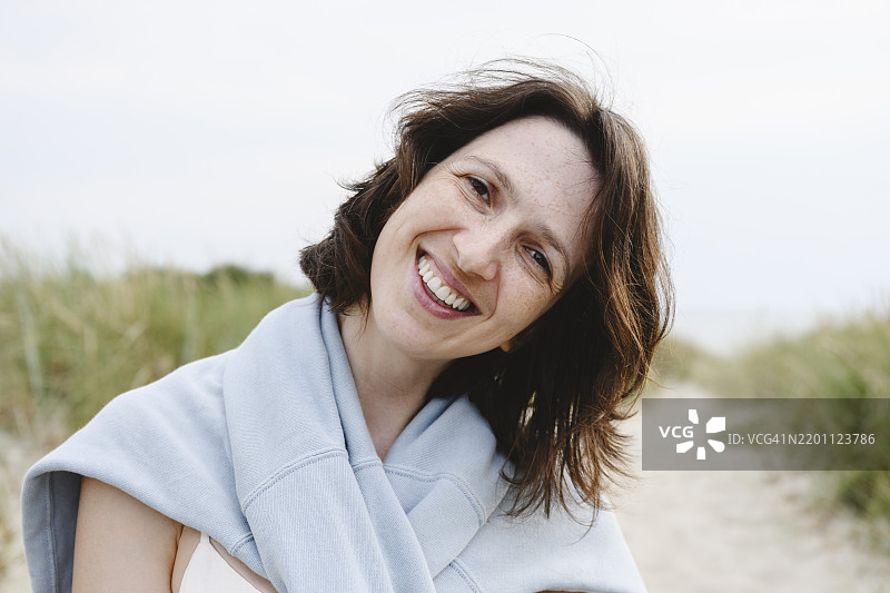 快乐的女性在海滩上图片素材