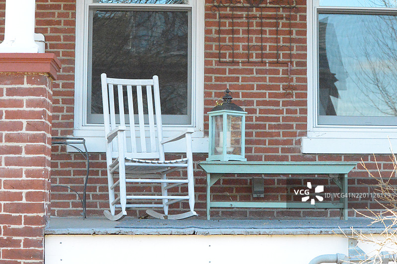 门廊上的摇椅和桌子图片素材