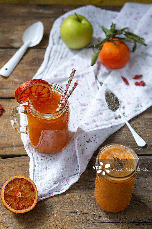 桌子上的橙汁和葡萄汁瓶图片素材