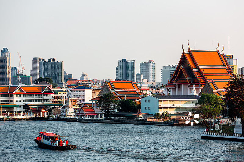 泰国曼谷湄南河畔的瓦特卡兰亚密特大寺图片素材