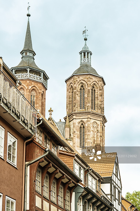 德国哥廷根老城的历史建筑与圣约翰教堂，周围无人图片素材