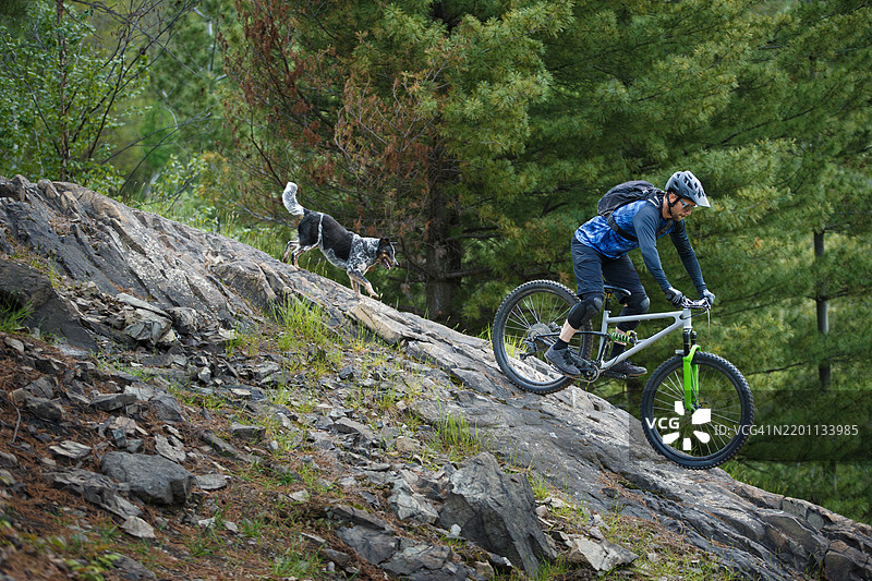 山地自行车与狗骑行图片素材