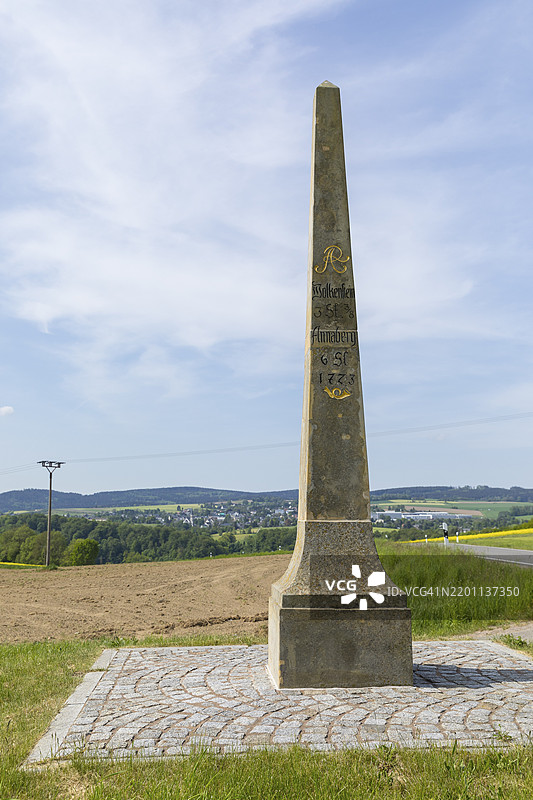 德国萨克森州波卡乌-伦格费尔德的雷夫兰历史邮政里程碑，背景为伦格费尔德。图片素材
