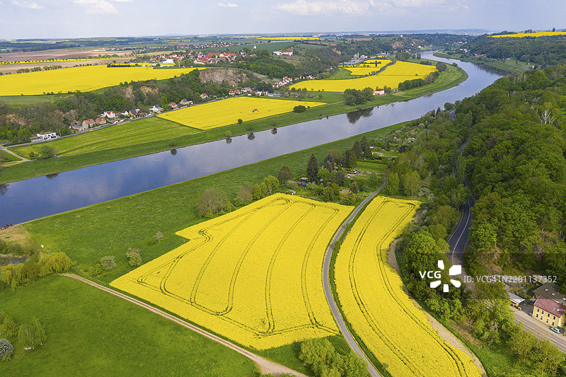 德国萨克森州迪拉-泽伦的泽赫伦附近的易北河鸟瞰图，包含扎德尔和易北河谷坡地。图片素材