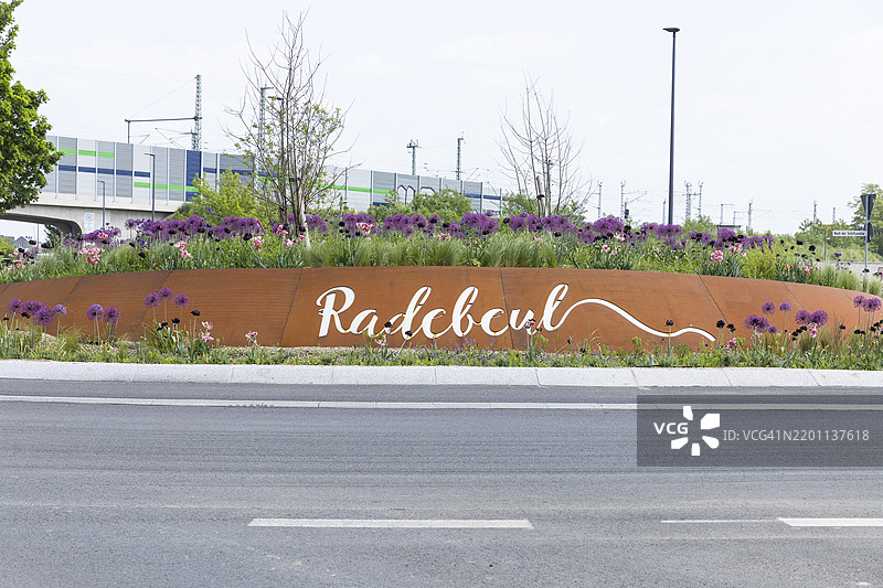 设计的环形交叉口位于德国萨克森州的科斯维希和拉德堡尔之间，标有“拉德堡尔”字样。图片素材