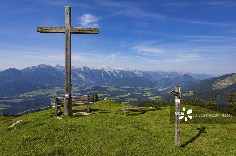 塔博山上的山顶十字架，俯瞰拉姆梅塔尔和特嫩山脉，奥斯特霍恩山脉，萨尔茨卡默古特，奥地利萨尔茨堡省，欧洲图片素材