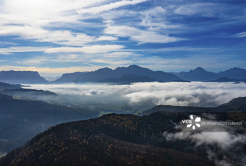 从施瓦岑贝格俯瞰萨尔察河谷的雾海，远处是瓦茨曼山和乌特斯贝格山，奥斯特霍恩山脉，萨尔茨卡默古特，奥地利萨尔茨堡省，欧洲图片素材