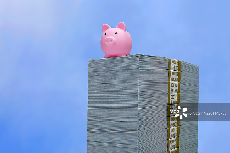 储蓄概念 - 存钱罐与现金图片素材