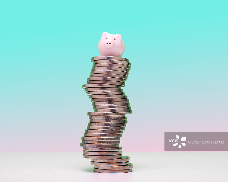 储蓄概念 - 存钱罐与美国五美分硬币图片素材