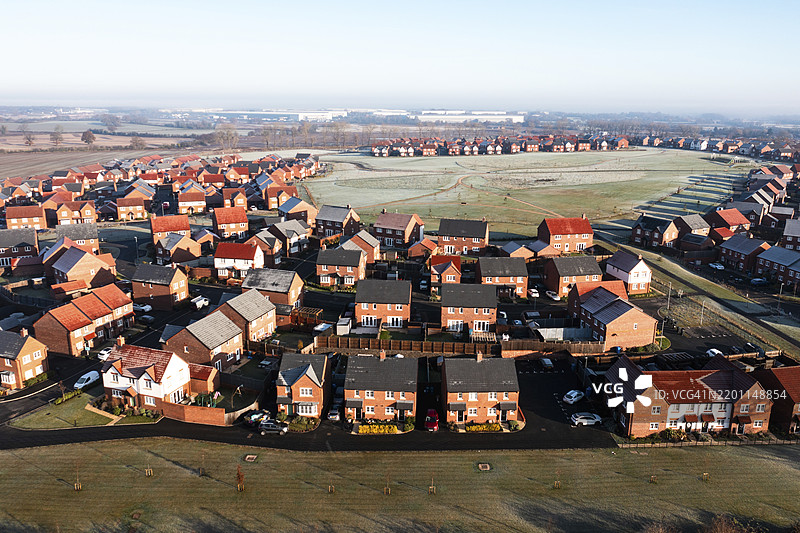 英国利奇菲尔德的房屋在清晨薄雾中的鸟瞰图图片素材