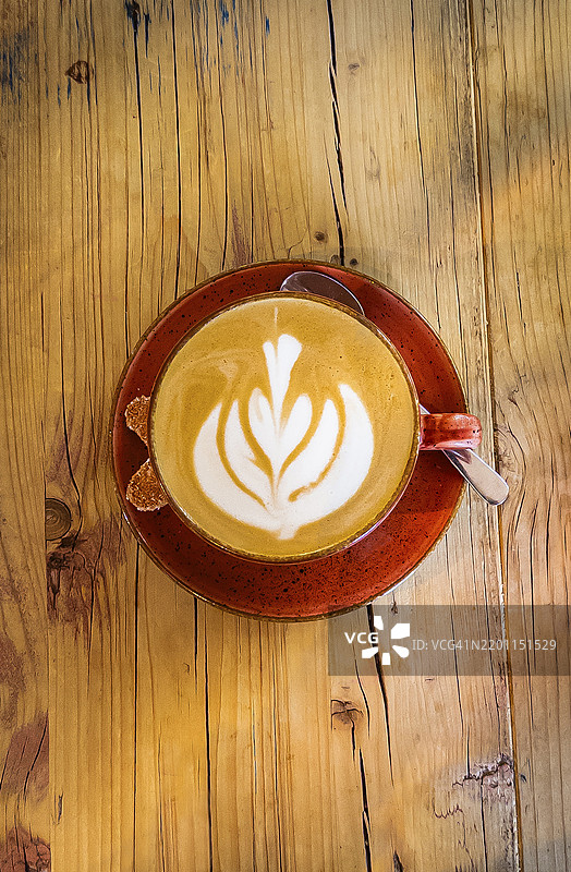 带有花卉图案的卡布奇诺，木桌，咖啡，杯子，咖啡杯，饮料，咖啡因美食图片素材