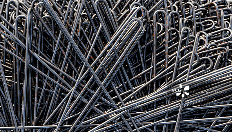 工业3D渲染中交锁的金属链环特写图片素材