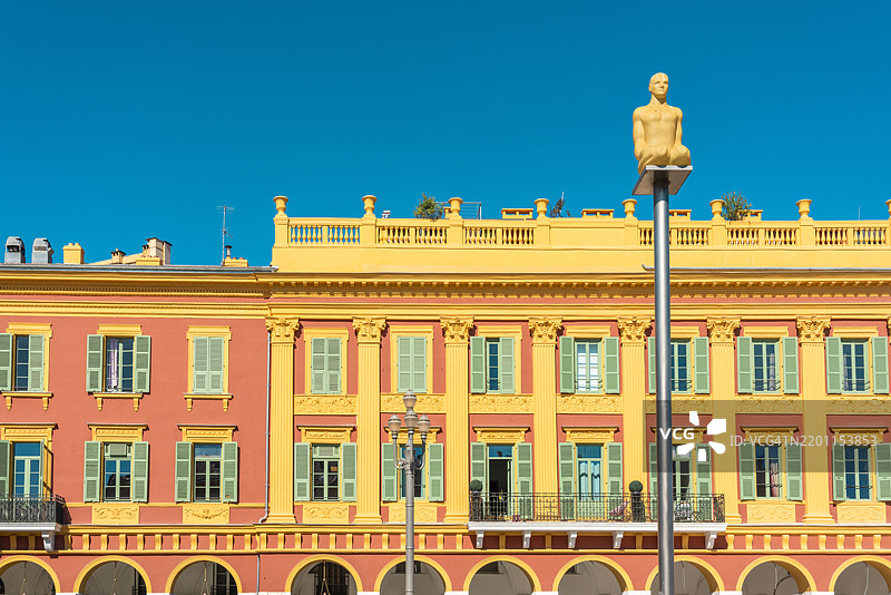 法国尼斯马塞纳广场的历史悠久的红黄建筑与雕像图片素材