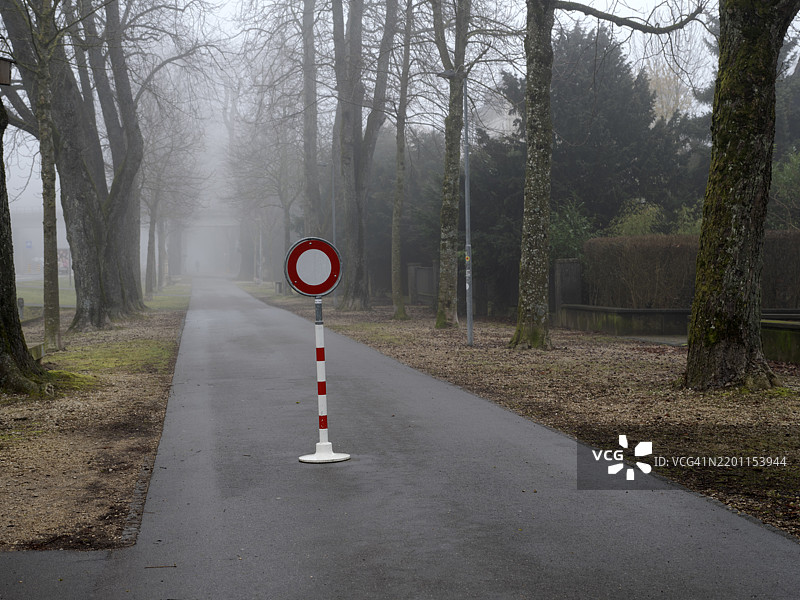 冬季人行道和步行街的监管标志图片素材