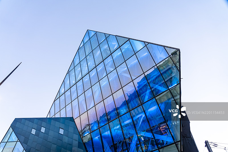 法国尼斯的现代立方体玻璃建筑图片素材