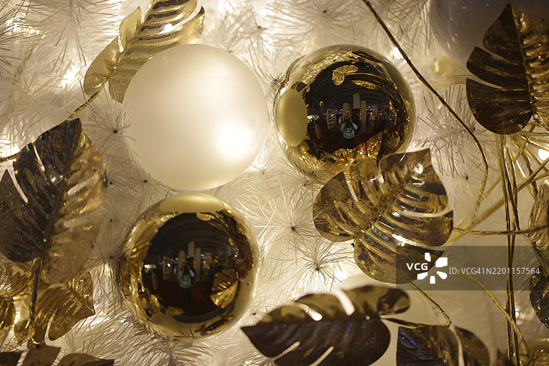 法兰克福圣诞世界的金属叶子圣诞树装饰球图片素材