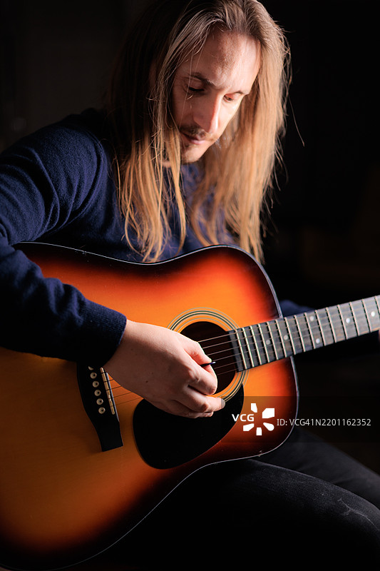 音乐家在练习原声吉他图片素材