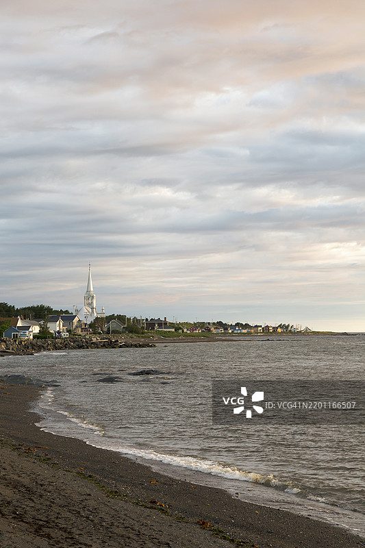 圣尤尔里克，日落时分的村庄景色图片素材