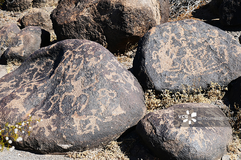 亚利桑那州彩绘岩石岩画遗址上的众多美洲原住民岩画，包括人物、蜥蜴、鹿和灵魂，刻在巨石上。图片素材