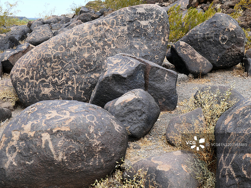 亚利桑那州彩绘岩石岩画遗址上的众多美洲原住民岩画，包括人物、蜥蜴、鹿和灵魂，刻在巨石上。图片素材