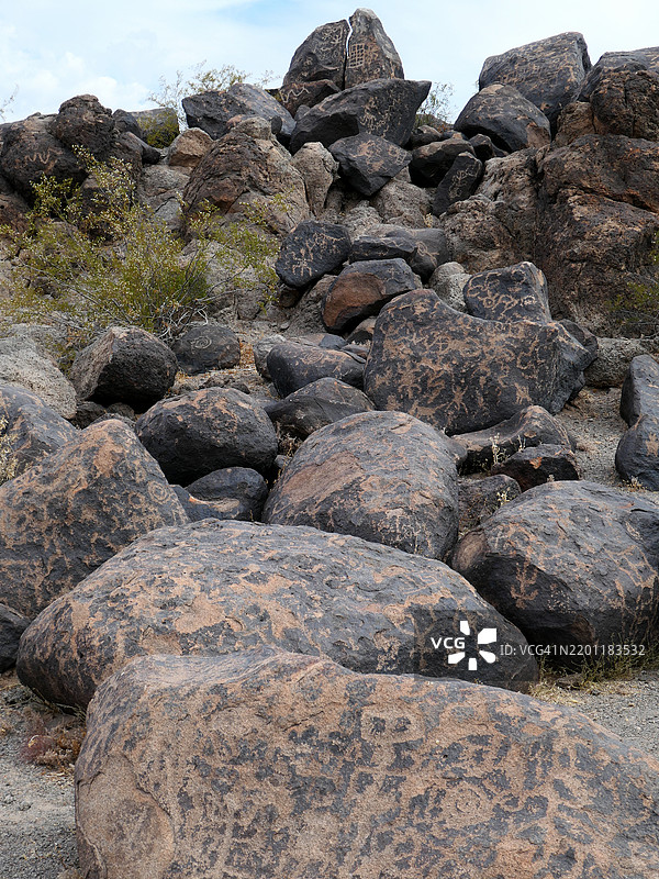 亚利桑那州彩绘岩石岩画遗址上的众多美洲原住民岩画，包括人物、蜥蜴、鹿和灵魂，雕刻在巨石上。图片素材