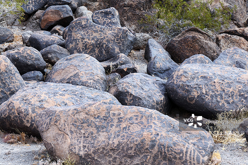 亚利桑那州彩绘岩石岩画遗址上的众多美洲原住民岩画，包括人物、蜥蜴、鹿和灵魂，雕刻在巨石上。图片素材