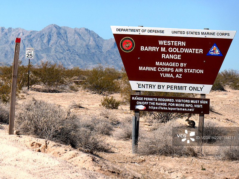 西方巴里·戈德沃特射击场的标志沿着一条土路图片素材