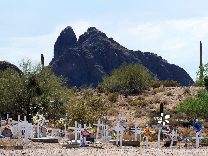 亚利桑那州卡贝萨·普里埃塔国家野生动物保护区内的阿霍公墓墓碑图片素材