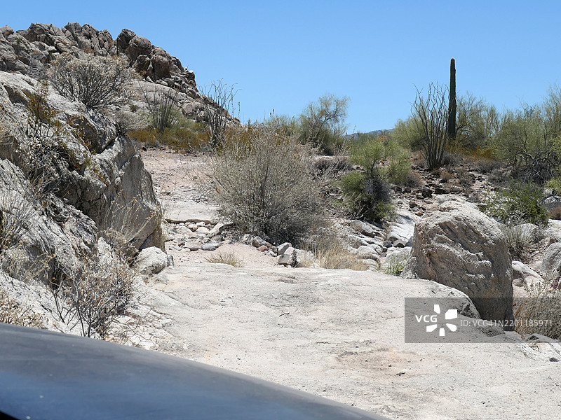 在亚利桑那州的卡贝萨·普里埃塔国家野生动物保护区，驾驶在崎岖的土路上。图片素材