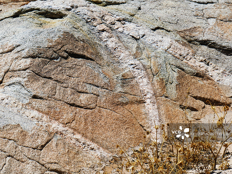在卡贝萨·普里埃塔国家野生动物保护区的白色和橙色岩石中，晶体的脉络。图片素材
