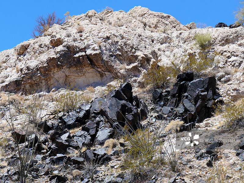 亚利桑那州卡贝萨·普里埃塔国家野生动物保护区的沙漠山脉，岩层和黑色火山岩。图片素材