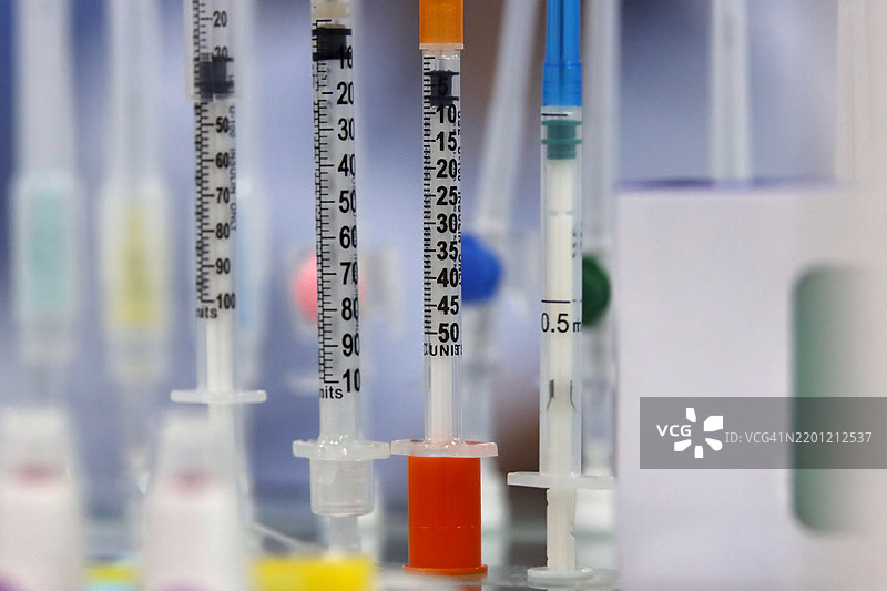 不同容量的医疗一次性注射器图片素材