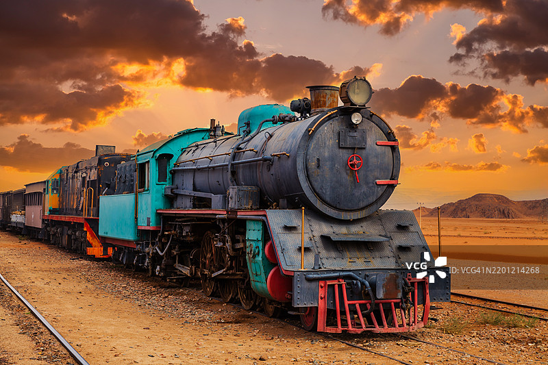 约旦瓦迪拉姆沙漠中的蒸汽火车图片素材