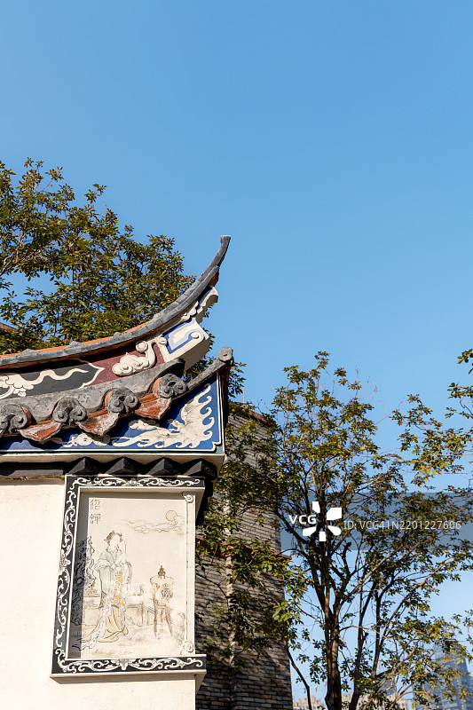 蓝天和树木下的传统中国建筑图片素材