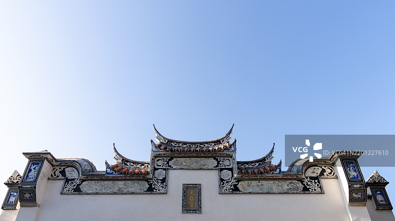 在晴朗的蓝天下，传统中国妈祖庙的屋顶图片素材
