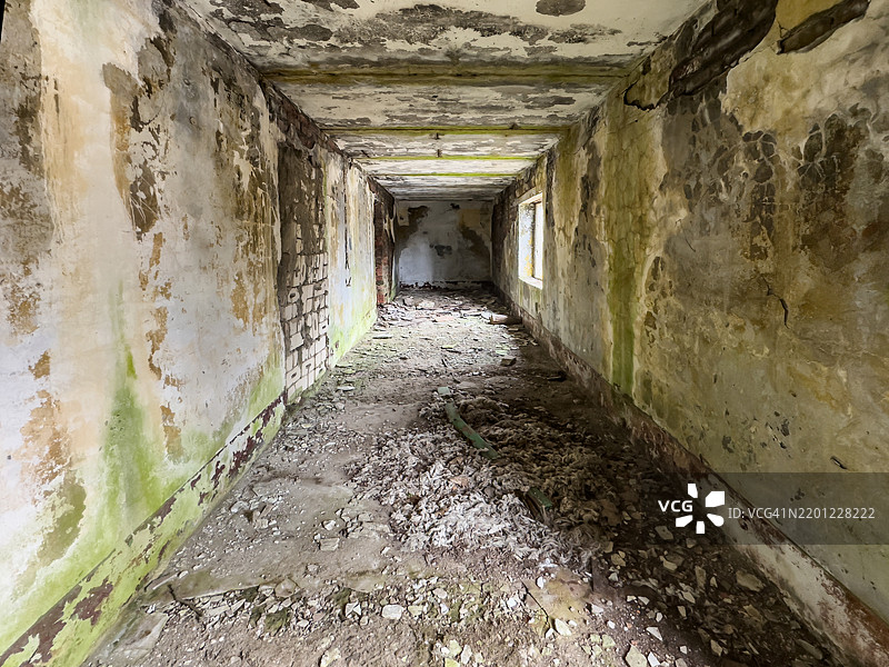 废弃建筑中状况极差的走廊图片素材
