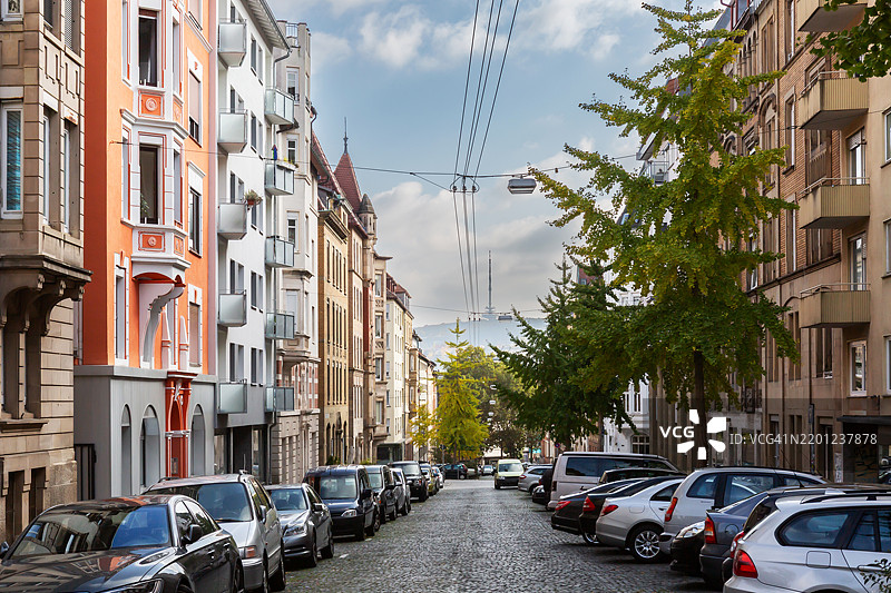 德国斯图加特市住宅区街道上停放着许多汽车图片素材