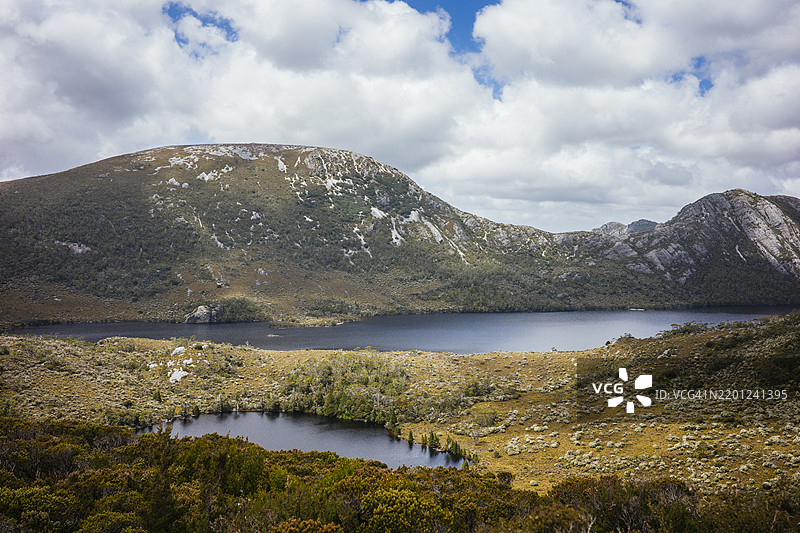 从澳大利亚塔斯马尼亚的摇篮山玛丽昂瞭望台俯瞰，湖泊被自然景观环绕。图片素材