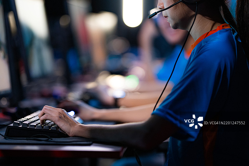 年轻的亚洲女性电竞选手图片素材