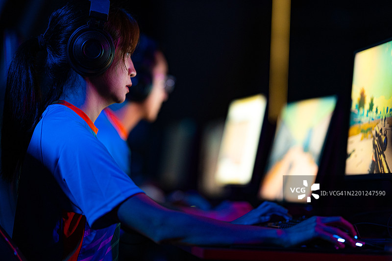 年轻的亚洲女性电竞选手图片素材