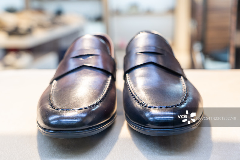 橱窗中展示的男士皮鞋图片素材
