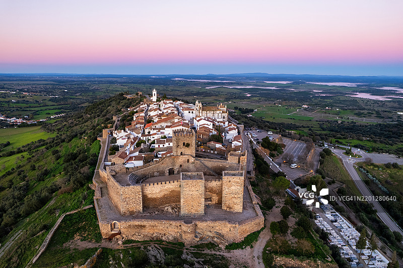 令人惊叹的空中视角，展示了葡萄牙阿连特茹地区的中世纪村庄蒙萨拉兹。日落时分的美丽风景。历史悠久的城堡，旅游景点和度假旅行目的地。图片素材
