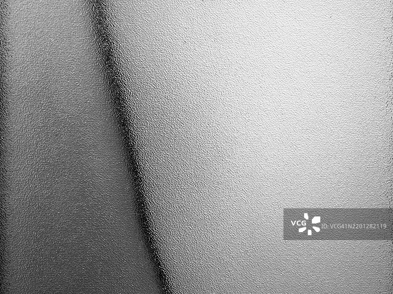 霜冻玻璃窗的特写，窗后有一条黑线图片素材