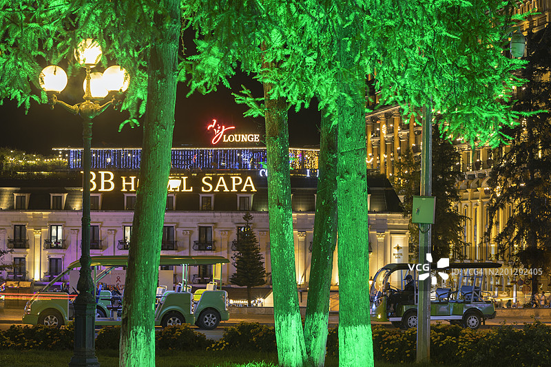 越南西北部沙巴的夜间街景。图片素材