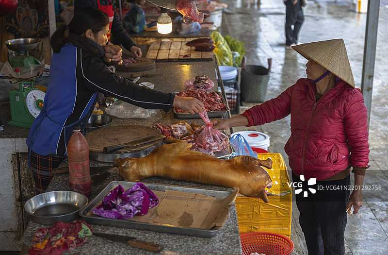 在越南西北部的沙巴市场进行交易。图片素材