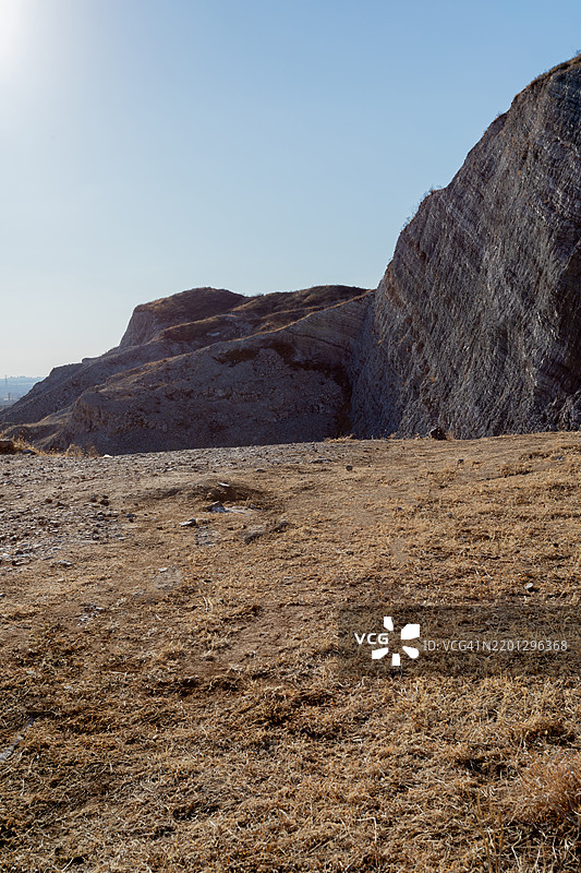 废弃的矿山与荒凉的背景和道路，北京，中国。图片素材