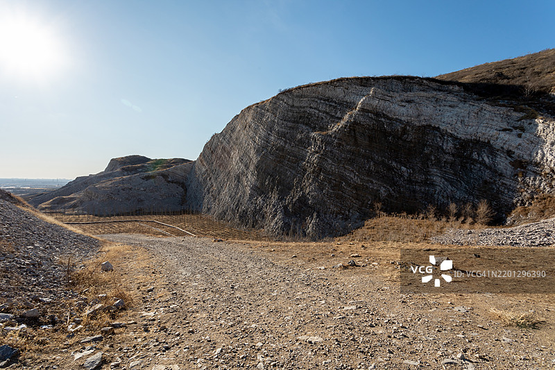 废弃的矿山与荒凉的背景和道路，北京，中国。图片素材