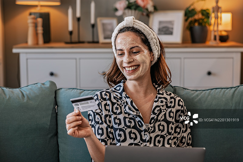 有趣而美丽的女性在家中图片素材