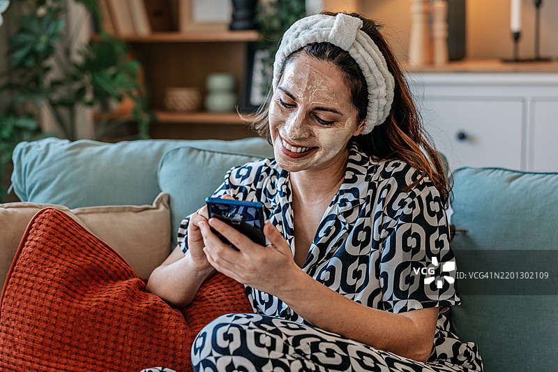 有趣而美丽的女性在家中图片素材