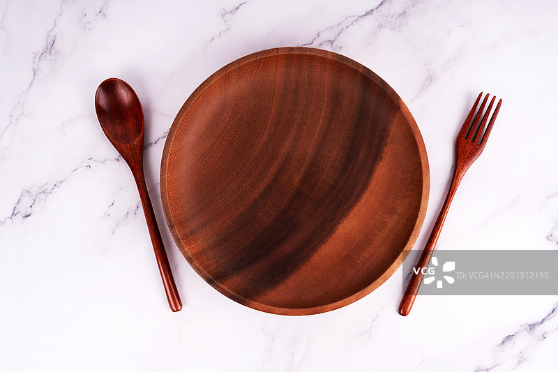 木勺、叉子和空盘子图片素材